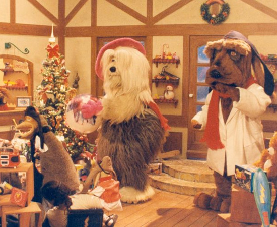 TV Colosso (1993) é um programa infantil de TV  que mostrava cães caracterizados como funcionários de uma emissora.