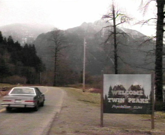 Twin Peaks (1990) é uma série de TV que conta a investigação de um assassinato.