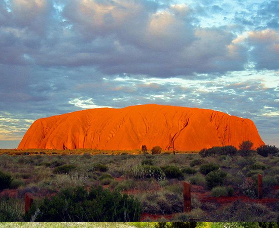 Pouca gente conhece esta maravilha natural da Austrália. A rocha Uluru, localizada no Parque Nacional de Uluru-Kata, é um monolito com 318 metros de altura e 8 km de circunferência. Ela fica ainda mais bela ao amanhecer e ao pôr-do-sol, quando emite um brilho vermelho.