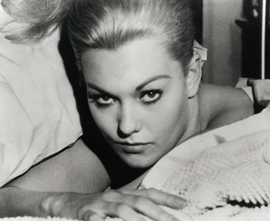 Um corpo que cai (Alfred Hitchcock, 1958) - Hitchcock ataca novamente. Desta vez, seu protagonista é um detetive com fobia de altura obcecado por uma mulher atormentada por visões e com tendências suicidas. Quando ela finalmente se joga de uma torre alta, a vida dele vira de cabeça para baixo. E só o começo do mistério. Um corpo que cai (Alfred Hitchcock, 1958) - Hitchcock ataca novamente. Desta vez, seu protagonista é um detetive com fobia de altura obcecado por uma mulher atormentada por visões e com tendências suicidas. Quando ela finalmente se joga de uma torre alta, a vida dele vira de cabeça para baixo. E só o começo do mistério.
