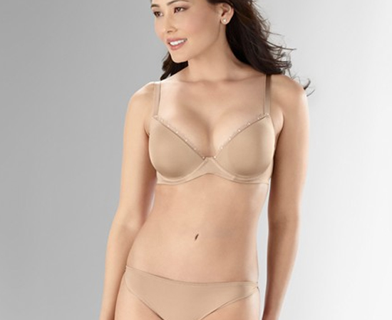 De tanto editar a barriga, o umbigo da modelo ficou deslocado e com aspecto artificial. De tanto editar a barriga, o umbigo da modelo ficou deslocado e com aspecto artificial.