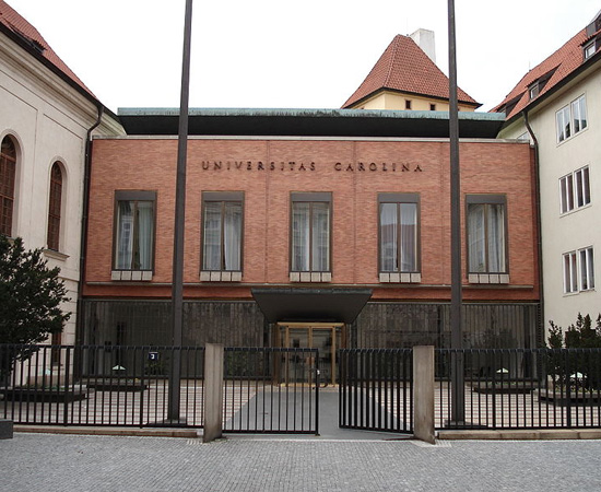 MUDANÇA - Em 1878, Tesla rompeu as relações com a família e foi trabalhar como engenheiro assistente em Marburg (atual Maribor), na Eslovênia. A mudança foi tão brusca que os amigos pensaram que ele havia morrido afogado em um rio. Nesta época, Tesla teve esgotamento nervoso. A pedido do pai, ele foi estudar na Universidade Carolina, em Praga. No entanto, o pai morreu e o jovem decidiu abandonar a instituição. MUDANÇA - Em 1878, Tesla rompeu as relações com a família e foi trabalhar como engenheiro assistente em Marburg (atual Maribor), na Eslovênia. A mudança foi tão brusca que os amigos pensaram que ele havia morrido afogado em um rio. Nesta época, Tesla teve esgotamento nervoso. A pedido do pai, ele foi estudar na Universidade Carolina, em Praga. No entanto, o pai morreu e o jovem decidiu abandonar a instituição.