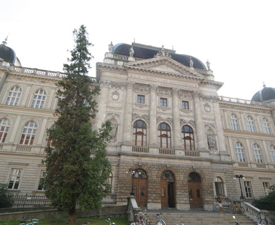 INICIAÇÃO CIENTÍFICA - Nikola Tesla estudou Engenharia Elétrica na Universidade Tecnológica de Graz. Embora a instituição diga que ele nunca recebeu um diploma, é provável que tenha comparecido a três anos de curso. Foi lá que Tesla começou a estudar os usos da corrente alternada.