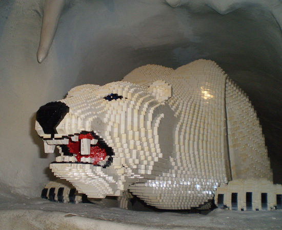Este urso polar foi construído com centenas de peças de Lego.