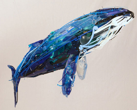Uma das esculturas mais bacanas é esta réplica de uma orca. Para ver um pouco do processo de criação da artista, clique no link do Leia Mais.