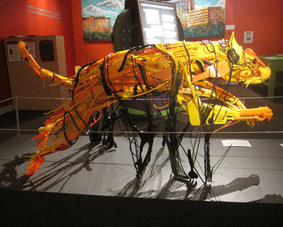 A artista diz que está sempre coletando objetos de plástico. Em seu porão, ela possui 30 caixotes cheios deles em diferentes cores. Nesta foto, uma réplica de um tigre. A artista diz que está sempre coletando objetos de plástico. Em seu porão, ela possui 30 caixotes cheios deles em diferentes cores. Nesta foto, uma réplica de um tigre.