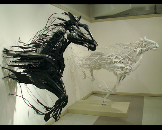Os dois cavalos correndo para fora da parede estão entre as obras mais impressionantes da artista. Os dois cavalos correndo para fora da parede estão entre as obras mais impressionantes da artista.