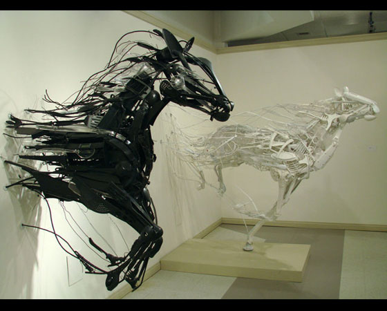 Os dois cavalos correndo para fora da parede estão entre as obras mais impressionantes da artista.