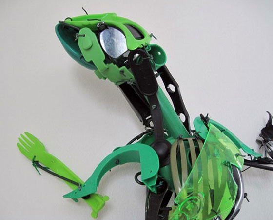 Esta escultura de um lagarto mostra bem a riqueza de detalhes que as obras trazem, apesar de serem feitas com objetos que foram para o lixo. Esta escultura de um lagarto mostra bem a riqueza de detalhes que as obras trazem, apesar de serem feitas com objetos que foram para o lixo.
