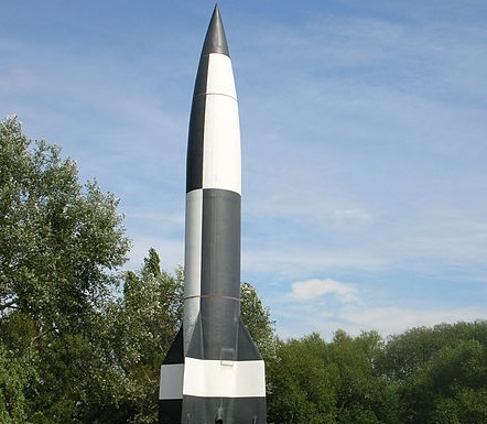 Na Segunda Guerra Mundial, a Alemanha criou a bomba V-2, uma espécie de precursora dos mísseis balísticos e também dos foguetes das naves espaciais. A bomba foi usada nos bombardeios contra a Inglaterra e a Bélgica.