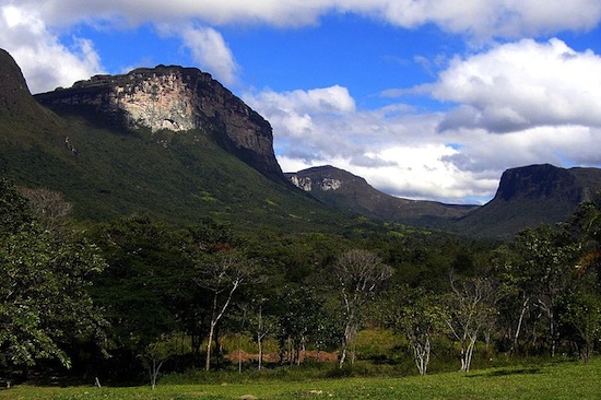 VALE DO CAPÃO, BAHIA - A Chapada Diamantina também possui as características que a tornam um ótimo lugar para observação do céu. As noites repletas de estrelas já serviram como cenário para jornadas astronômicas e atraem centenas de turistas todos os anos. VALE DO CAPÃO, BAHIA - A Chapada Diamantina também possui as características que a tornam um ótimo lugar para observação do céu. As noites repletas de estrelas já serviram como cenário para jornadas astronômicas e atraem centenas de turistas todos os anos.