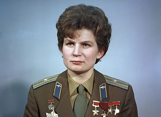 Valentina Terechkova. Esse é o nome da primeira mulher a conquistar o espaço. Ela se voluntariou ao programa espacial soviético logo depois que Yuri Gagarin foi ao espaço, em 1961. Após 18 meses de treinamento, ela iniciou sua missão. Valentina permaneceu 70 horas no espaço. Uma vez que você esteve no espaço, você percebe como a Terra é pequena é frágil, declarou ela após a missão.