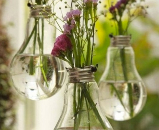 As ampolas de vidro de lâmpadas queimadas podem ser usadas para fazer pequenos vasos de flores. As ampolas de vidro de lâmpadas queimadas podem ser usadas para fazer pequenos vasos de flores.