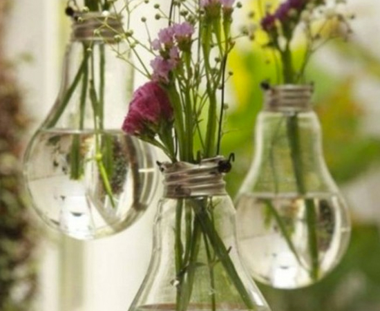As ampolas de vidro de lâmpadas queimadas podem ser usadas para fazer pequenos vasos de flores.