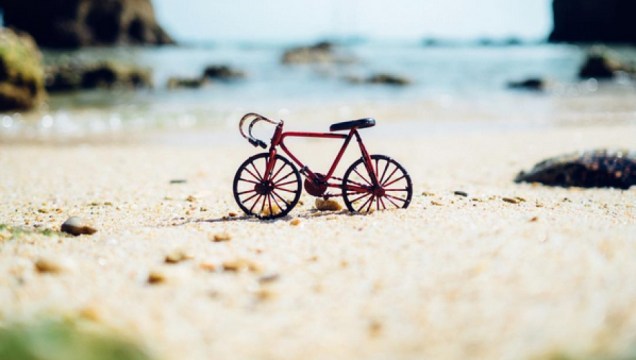 Essa bike foi fotografada numa praia secreta, não revelada pela fotógrafa.