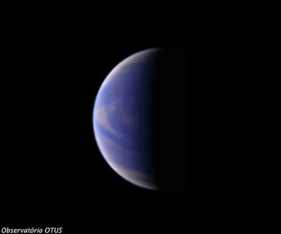 Hoje não fazemos mais fotos únicas, mas sim vídeos dos planetas, explica Fábio. Para isso, pode-se usar uma webcam ou uma câmera digital, que é acoplada ao focalizador do telescópio. Em seguida, a imagem é processada no computador. Junto com a câmera, é possível utilizar vários filtros que registram detalhes em diferentes camadas ou estruturas desses planetas. Hoje não fazemos mais fotos únicas, mas sim vídeos dos planetas, explica Fábio. Para isso, pode-se usar uma webcam ou uma câmera digital, que é acoplada ao focalizador do telescópio. Em seguida, a imagem é processada no computador. Junto com a câmera, é possível utilizar vários filtros que registram detalhes em diferentes camadas ou estruturas desses planetas.