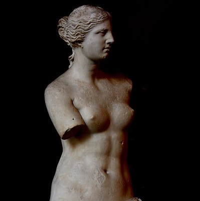 O nome atual da estátua? Vênus de Milo, uma das obras de arte mais famosas do mundo. Hoje a estátua é uma estrela do Museu do Louvre, em Paris. Além da descoberta curiosa, a estátua sempre despertou curiosidade pela falta dos braços. É que nunca foi esclarecido como a obra ficou incompleta.