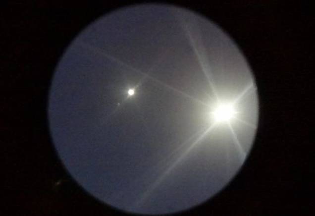 O fenômeno fez com que eles brilhassem intensamente no céu. O fenômeno fez com que eles brilhassem intensamente no céu.