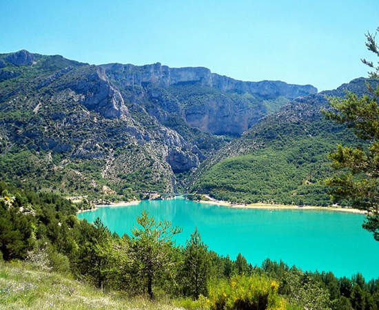 Deixe Paris de lado e conheça este cenário paradisíaco do sudeste da França. O Verdon Gorge é uma formação de mais de 600 metros de profundidade e 25 km de extensão. O rio que esculpiu a paisagem durante milhares de anos tem cor esverdeada, o que torna o canyon bastante peculiar.