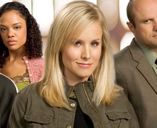 Veronica Mars é a personagem principal da série de TV homônima. A jovem espiã investiga os crimes da cidade enquanto leva uma vida dupla como estudante. Veronica Mars é a personagem principal da série de TV homônima. A jovem espiã investiga os crimes da cidade enquanto leva uma vida dupla como estudante.