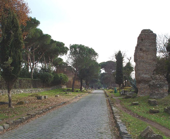 VIA ÁPIA - É uma das principais estradas da Roma Antiga. Foi construída no ano 312 a. C. pelo político romano Ápio Claudio Cego. VIA ÁPIA - É uma das principais estradas da Roma Antiga. Foi construída no ano 312 a. C. pelo político romano Ápio Claudio Cego.