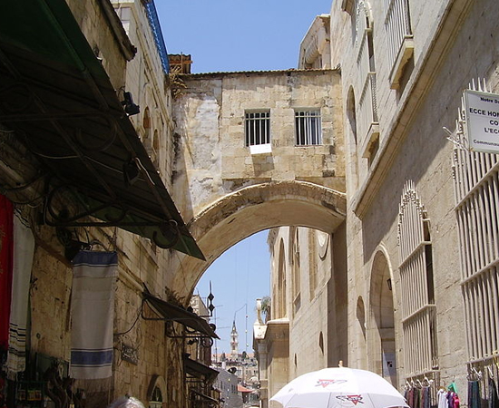 VIA DOLOROSA - Rua da cidade velha de Jerusalém, onde há estações que marcam o caminho que Jesus teria percorrido ao carregar a cruz. Cristãos costumam andar pela Via Dolorosa para relembrar o sofrimento de Cristo.