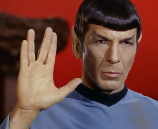 ‘Vida longa e próspera.’ - Mr. Spock faz a tradicional saudação vulcaniana.