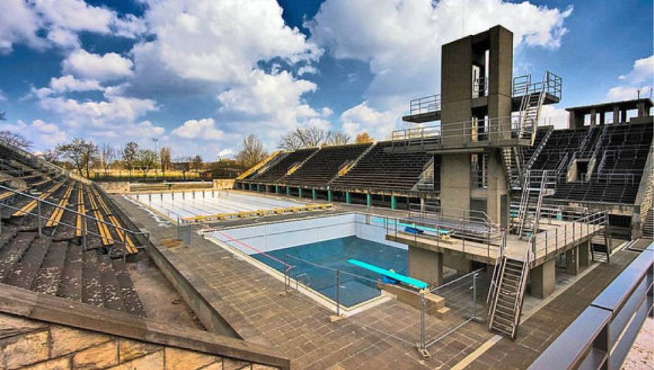 A piscina, aquecida, estava entre as mais modernas para a época. Mas se nadar cercado de suásticas já parece ameaçador, imagine entrar nesse ambiente com um agente da KGB. Durante a ocupação russa, a polícia secreta soviética passou a levar prisioneiros para os cômodos de aquecimento da piscina. Os relatos são de que interrogatórios e diferentes tipos de tortura aconteciam nesses cômodos subterrâneos.