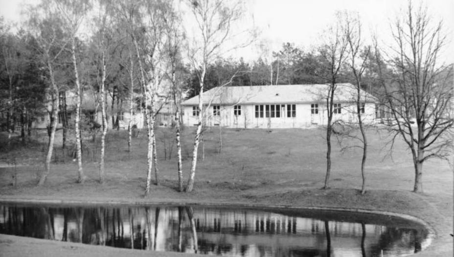 Quando a Segunda Guerra Mundial terminou, a Vila Olímpica só trocou os soldados alemães pelos soviéticos. A estrutura se tornou um campo militar para as forças de ocupação e permaneceu como quartel até o fim da URSS. A presença russa só terminou de fato em 1992.