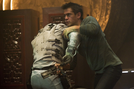 Os filmes de ficção científica não são mais tão ficção assim. Nós, hoje, temos coisas que seriam inimagináveis dez anos atrás! Estes celulares com camera filmadora, por exemplo, seriam considerados bruxaria e você seria levado para a fogueira por ter um destes, conta Farrell. Os filmes de ficção científica não são mais tão ficção assim. Nós, hoje, temos coisas que seriam inimagináveis dez anos atrás! Estes celulares com camera filmadora, por exemplo, seriam considerados bruxaria e você seria levado para a fogueira por ter um destes, conta Farrell.