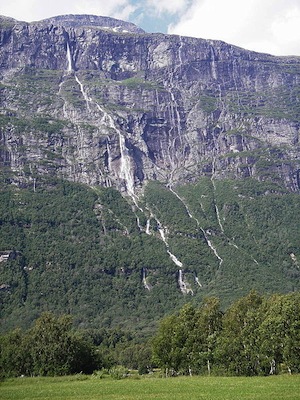 VINNUFOSSEN <BR> VINNUFOSSEN <BR>