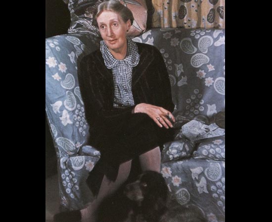 Virginia Woolf e sua cachorra Pinka. A escritora britânica é famosa por suas obras modernistas compostas sob o método do fluxo de consciência. Escreveu Mrs. Dalloway (1925), Orlando (1928) e várias outras obras conhecidas mundialmente.