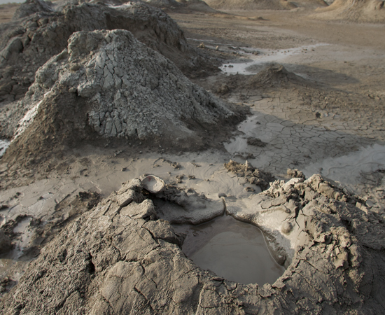 Esta maravilha natural da Terra poderia ser o cenário de uma ficção científica. No Parque Nacional de Gobustan, no Azerbaijão, é possível encontrar mais de 400 vulcões que expelem lama. Se for passear por lá, tome o cuidado de tapar o nariz, pois o ar da região é carregado de metano e cheira muito mal.