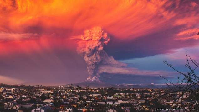 Esse é o vulcão chileno Calbuco, de Puerto Montt, localizado a cerca de mil quilômetros de Santiago. Em 22 de abril de 2015, devido à erupção do vulcão , as autoridades declararam alerta vermelho e ordenaram a evacuação de habitantes. 