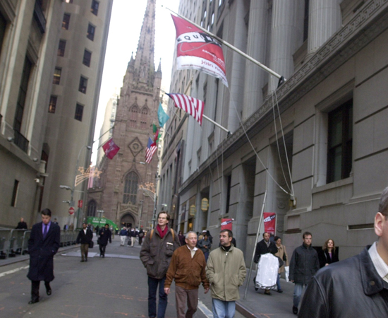 WALL STREET - É considerada a principal rua do maior centro financeiro dos Estados Unidos. Localiza-se na região sudeste de Manhatan, em Nova York.