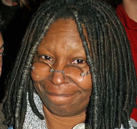 Se o nome Caryn Elaine Johnson não significa nada para você, saiba que esse é o nome de nascença de Whoopi Goldberg. Circulam pela internet boatos de que a atriz escolheu fazer carreira com esse nome por causa de uma daquelas almofadas que imitam o som de peidos, brinquedo que em inglês se chama Whoopee Cushion.