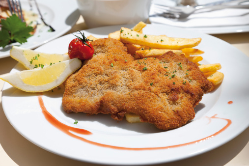 Austria: O Wiener Schnitzel é a versão austríaca de uma prato bem conhecido no Brasil: o bife à milanesa.