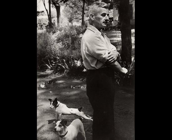 William Faulkner e seus cães. Ele foi um dos maiores autores do século 20. Escreveu livros, contos e poesias. Algumas de suas obras mais conhecidas são: O Som e a Fúria (1929), Enquanto Eu Agonizo (1930) e Desça Moisés (1942).