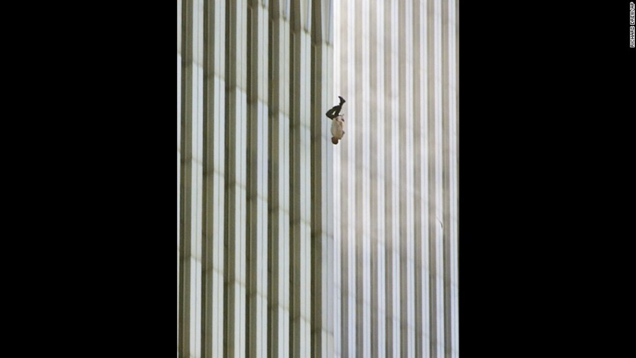 A foto mostra um homem que se jogou da Torre Norte do World Trade Center, em Nova York, durante os ataques terroristas de 11 de setembro de 2001.