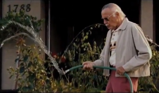 Lee acaba molhado pela água da própria mangueira quando Jean usa a telecinese em X-Men: O Confronto Final (2006). Lee acaba molhado pela água da própria mangueira quando Jean usa a telecinese em X-Men: O Confronto Final (2006).