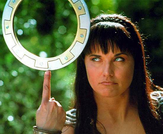 Xena, a princesa guerreira (1995), é uma série de TV sobre uma heroína que luta com um aro de metal. Xena, a princesa guerreira (1995), é uma série de TV sobre uma heroína que luta com um aro de metal.