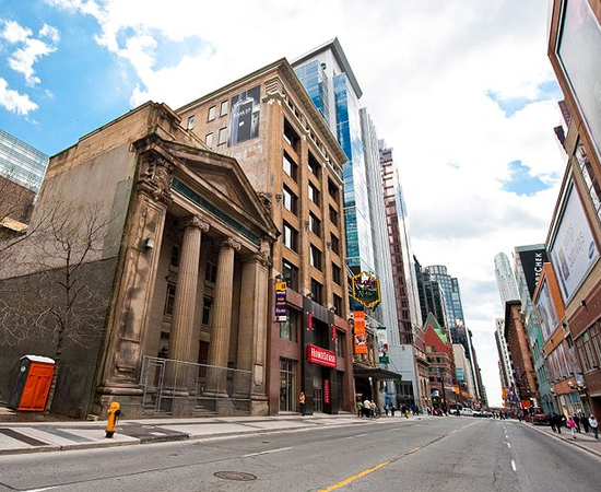 YONGE STREET - Importante rua de Toronto, no Canadá. Muitos a consideram como a maior do mundo, pois tem quase 2 mil quilômetros de extensão.