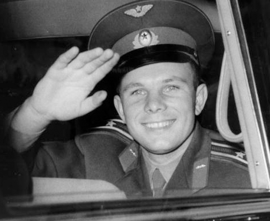 YURI GAGARIN - Cosmonauta soviético. Em 12 de abril de 1961, com apenas 27 anos de idade, tornou-se o primeiro homem a viajar ao espaço. É autor da frase A Terra é azul. Como é maravilhosa. Ela é incrível!. Ele morreu em 1968, em um acidente de avião.