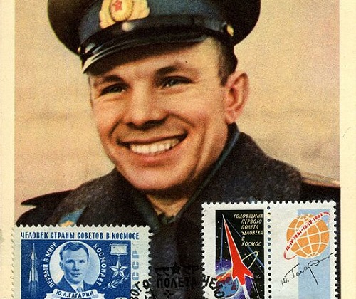 A nova vitória soviética veio em 1961, quando o cosmonauta Yuri Gagarin se tornou o primeiro homem a ver o nosso planeta do espaço. "A Terra é azul", ele afirmou. A nova vitória soviética veio em 1961, quando o cosmonauta Yuri Gagarin se tornou o primeiro homem a ver o nosso planeta do espaço. "A Terra é azul", ele afirmou.