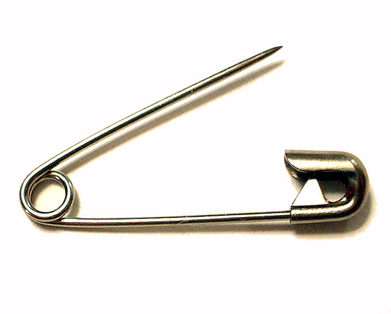 Alfinete - A história do alfinete é a história de um endividado. O americano Walter Hunt inventou a máquina de costura, mas não registrou a ideia. Por isso, acabou pobre. A solução veio do acaso: depois de entortar um arame por algumas horas, Hunt encontrou este exemplo de design perfeito: o alfinete. E, dessa vez, registrou a criação e vendeu a ideia por US$ 400. Alfinete - A história do alfinete é a história de um endividado. O americano Walter Hunt inventou a máquina de costura, mas não registrou a ideia. Por isso, acabou pobre. A solução veio do acaso: depois de entortar um arame por algumas horas, Hunt encontrou este exemplo de design perfeito: o alfinete. E, dessa vez, registrou a criação e vendeu a ideia por US$ 400.