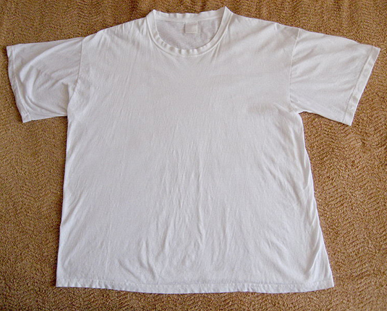 Camiseta - Cada pessoa tem uma leitura diferente de um objeto. E ele passa a ser único dependendo do modo como você o enxerga, diz Rufca. A ideia se aplica à camiseta, que era usada por baixo do uniforme dos marinheiros americanos, mas virou moda depois da década de 1950, popularizada pelos atores Marlon Brando e James Dean. Camiseta - Cada pessoa tem uma leitura diferente de um objeto. E ele passa a ser único dependendo do modo como você o enxerga, diz Rufca. A ideia se aplica à camiseta, que era usada por baixo do uniforme dos marinheiros americanos, mas virou moda depois da década de 1950, popularizada pelos atores Marlon Brando e James Dean.