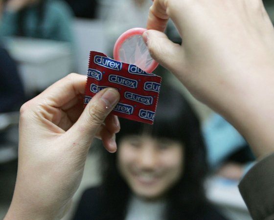 Camisinha - Ela você conhece. Quem você não conhece é o inglês Earl of Condom, que teria batizado o produto, depois de ajudar a proteger o rei Charles II (e suas várias amantes) da sífilis, ainda na Inglaterra do século 17. Essa é a origem mais aceita para o nome em inglês da camisinha, condom, mas ela existia havia alguns séculos. Só que, no começo, era bem diferente: feita da bexiga de animais e, por ser cara, acabava sendo usada repetidas vezes. Foi somente a partir da metade do século 19 que ela passou a ser feita de borracha, e o preço caiu. Camisinha - Ela você conhece. Quem você não conhece é o inglês Earl of Condom, que teria batizado o produto, depois de ajudar a proteger o rei Charles II (e suas várias amantes) da sífilis, ainda na Inglaterra do século 17. Essa é a origem mais aceita para o nome em inglês da camisinha, condom, mas ela existia havia alguns séculos. Só que, no começo, era bem diferente: feita da bexiga de animais e, por ser cara, acabava sendo usada repetidas vezes. Foi somente a partir da metade do século 19 que ela passou a ser feita de borracha, e o preço caiu.