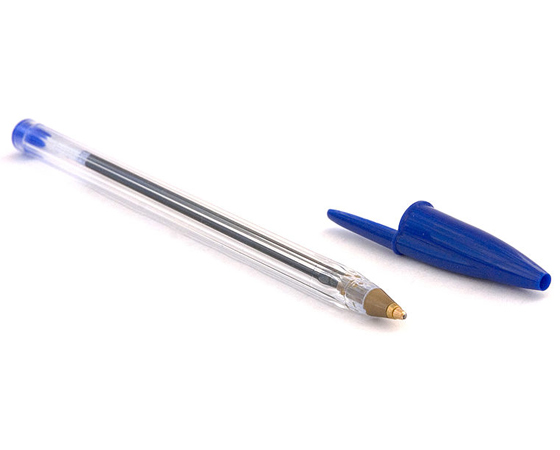 Caneta BIC - Ela guarda muita engenhosidade. Uma bola na ponta gira para passar a tinta para o papel. E um pequeno buraco ajuda a caneta a respirar, para que a tinta desça. Para Rufca, o design é tão funcional (e consagrado) que dificilmente seria substituído. Ela funciona tão bem que você não consegue realizar a mesma atividade de uma forma mais simples. Caneta BIC - Ela guarda muita engenhosidade. Uma bola na ponta gira para passar a tinta para o papel. E um pequeno buraco ajuda a caneta a respirar, para que a tinta desça. Para Rufca, o design é tão funcional (e consagrado) que dificilmente seria substituído. Ela funciona tão bem que você não consegue realizar a mesma atividade de uma forma mais simples.