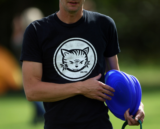 Frisbee - Ele não nasceu para voar. No começo, servia como bandeja das tortas vendidas pelo americano William Frisbie, ainda no século 19. O que ele não contava é que estudantes da Universidade Yale, nos EUA, criariam uma brincadeira que consistia em arremessar as bandejas, inspirando o lançamento do brinquedo, registrado como frisbee. Frisbee - Ele não nasceu para voar. No começo, servia como bandeja das tortas vendidas pelo americano William Frisbie, ainda no século 19. O que ele não contava é que estudantes da Universidade Yale, nos EUA, criariam uma brincadeira que consistia em arremessar as bandejas, inspirando o lançamento do brinquedo, registrado como frisbee.