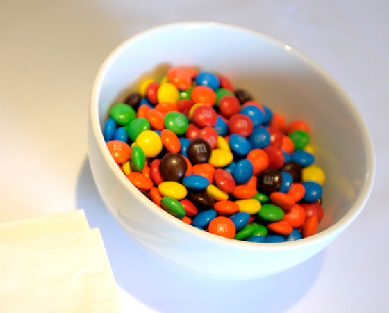 M&Ms - São pedaços de chocolate envoltos em açúcar colorido. Nada que lembre o horror da guerra. Mas foi durante a Guerra Civil Espanhola que Forrest Mars teve a ideia de criar os M&M¿s, depois de observar soldados comendo algo parecido com o doce. Em 1941, o americano tirou a ideia do papel. Como não derretem, eles sobreviveram às malas dos soldados que viajavam para a Segunda Guerra Mundial - e viraram mania. M&Ms - São pedaços de chocolate envoltos em açúcar colorido. Nada que lembre o horror da guerra. Mas foi durante a Guerra Civil Espanhola que Forrest Mars teve a ideia de criar os M&M¿s, depois de observar soldados comendo algo parecido com o doce. Em 1941, o americano tirou a ideia do papel. Como não derretem, eles sobreviveram às malas dos soldados que viajavam para a Segunda Guerra Mundial - e viraram mania.
